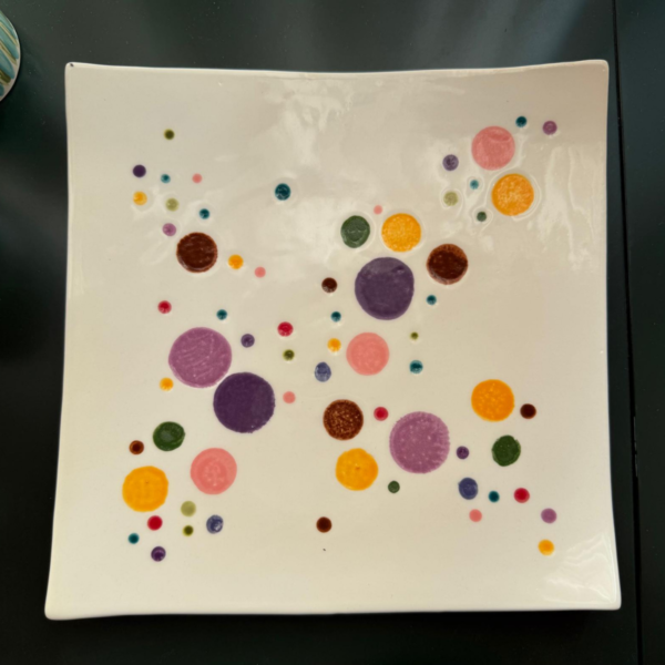 Grande Assiette Carrée Confetti Image pour le site L'Atelier by CéramiKa, créateur de pièces uniques et de collection, façonnées à la main.